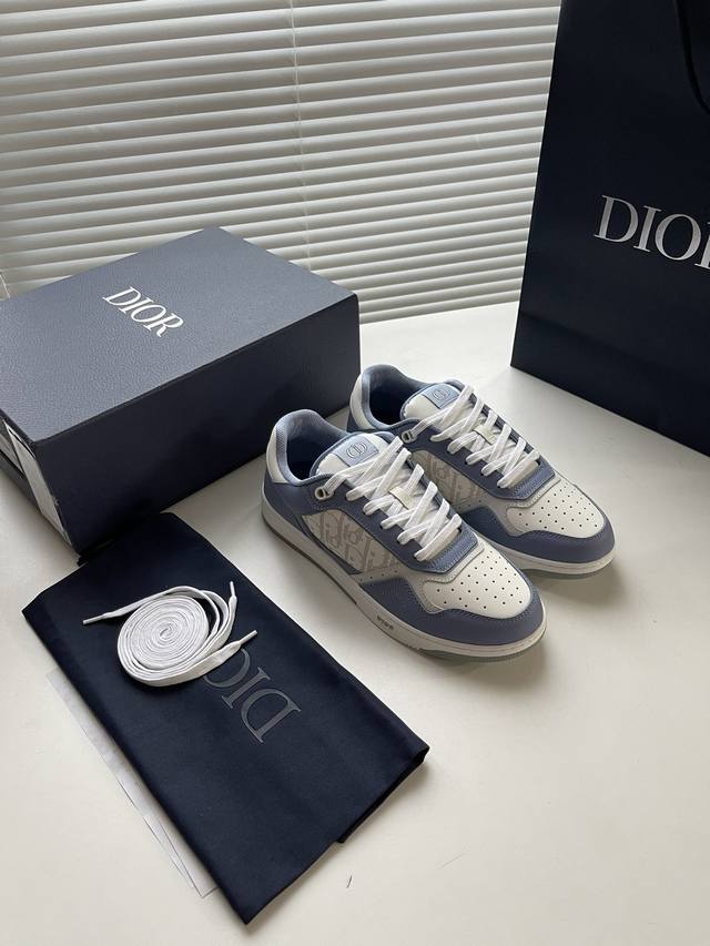 New 27 low-top sneakers This B27 low-top sneaker is a classic Di~R. Crafted in