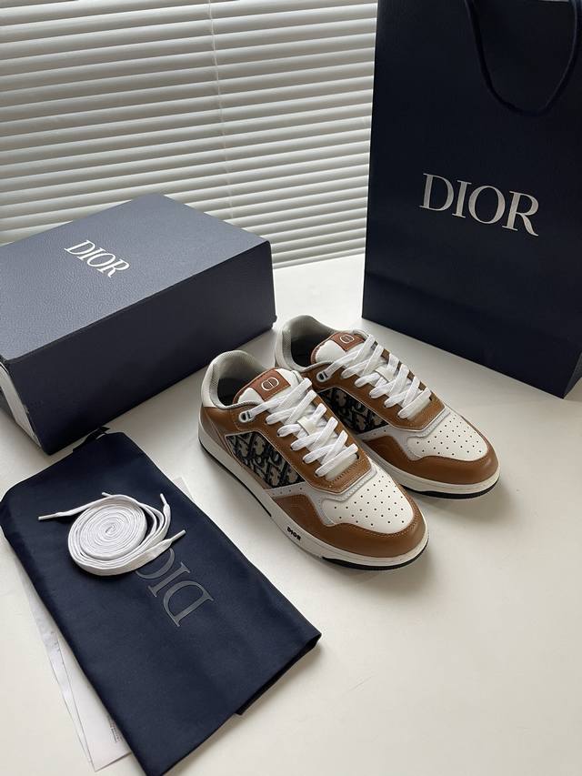 New B27 low-top sneaker from D.D.D. This B27 low-top sneaker is a classic. Craf