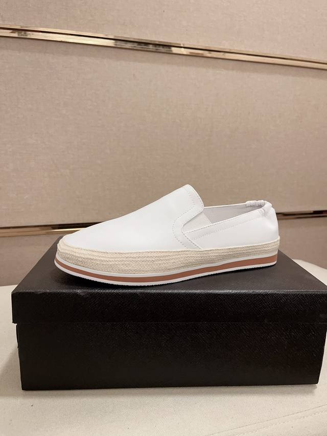 New Prada Prada counters are on sale at the same time. New men's shoes, fabrics