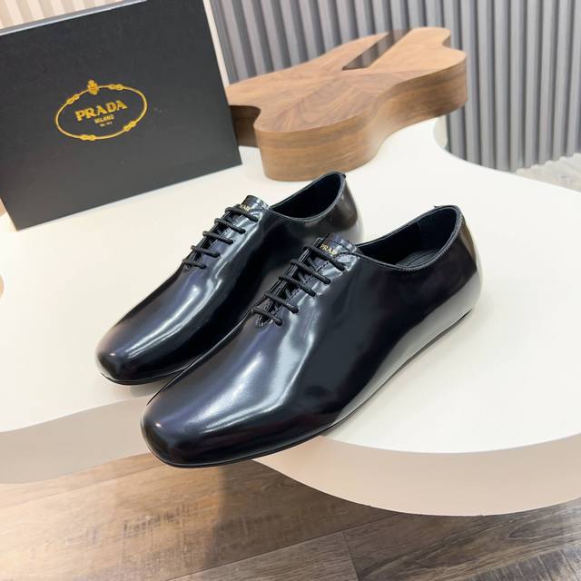 2025 Spring and Autumn latest retro men's bright leather slippers, closed toe ho
