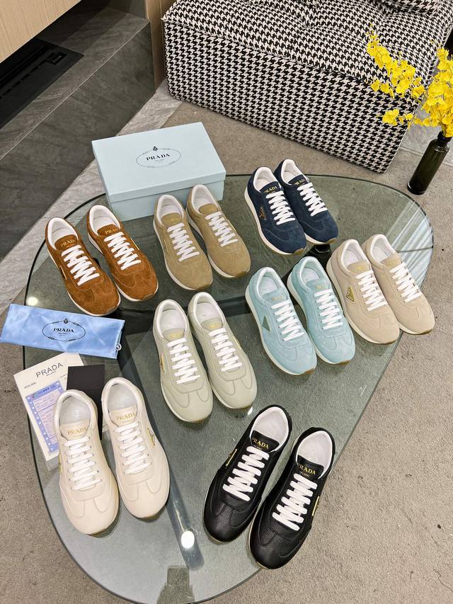 New Prada high-top shoes for men and women are now available at the same counter