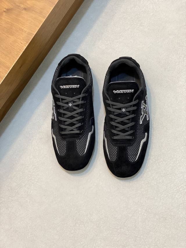LV casual sneakers, this Run Away sneaker is made of imported one-piece flying w