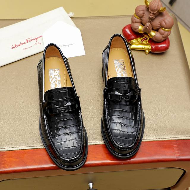 Factory Price Ferragamo new men's casual slip-on shoes, original 1:1 mold, origi