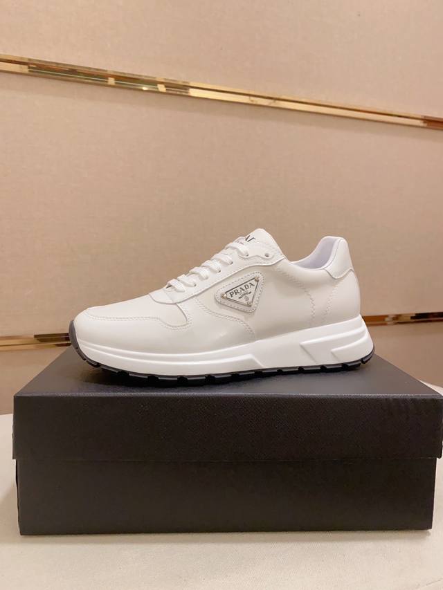 Prada~Prada's new fashion styles are on sale on the official website. Same quali
