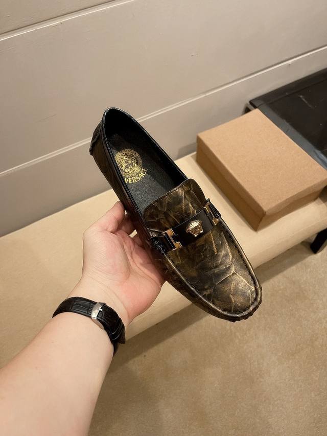 Versace official men's high-end loafers, the latest elements are popular all ove