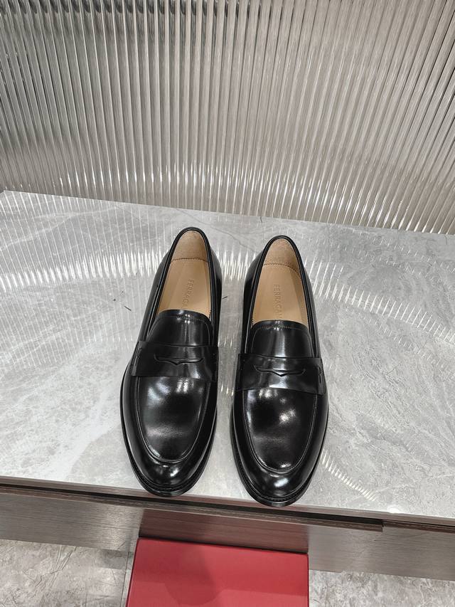 Ferragamo men's luxury leather shoes, this pair of men's loafers is elegant in s
