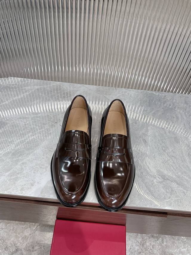 Ferragamo men's luxury leather shoes, this pair of men's loafers is elegant in s