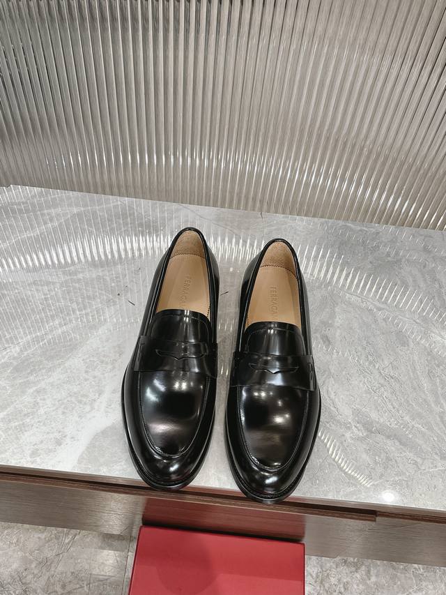 Ferragamo men's luxury leather shoes, this men's loafer is elegant in shape and