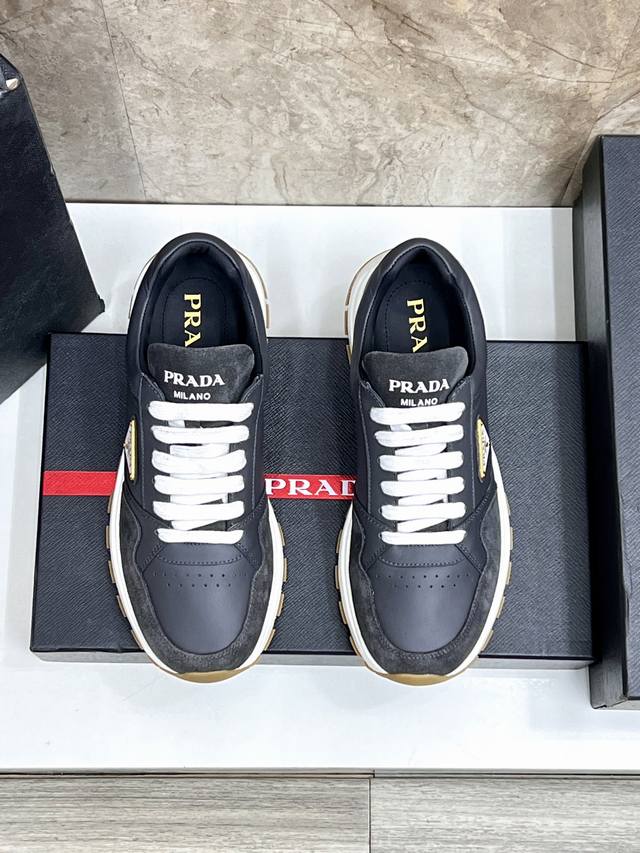 Prada men's new thick-soled spliced sneakers, this thick-soled sneaker is made o