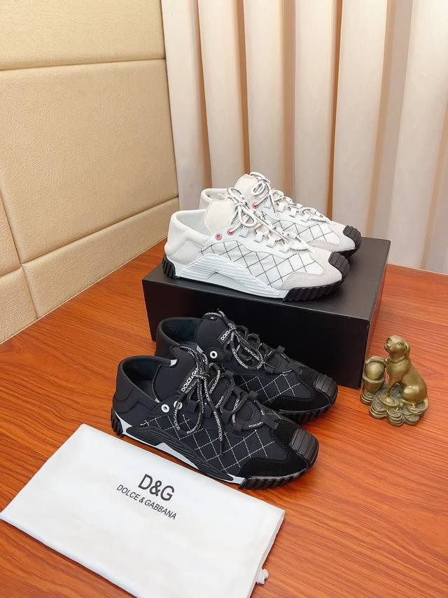 Price: Dolce&Gabbana ~ High quality. Low-top casual, loved by many celebrities,