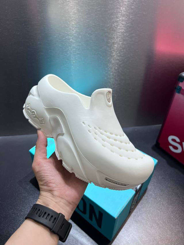 debuted at the 2025 fashion show, named Louis Vuitton, top-level correct layout