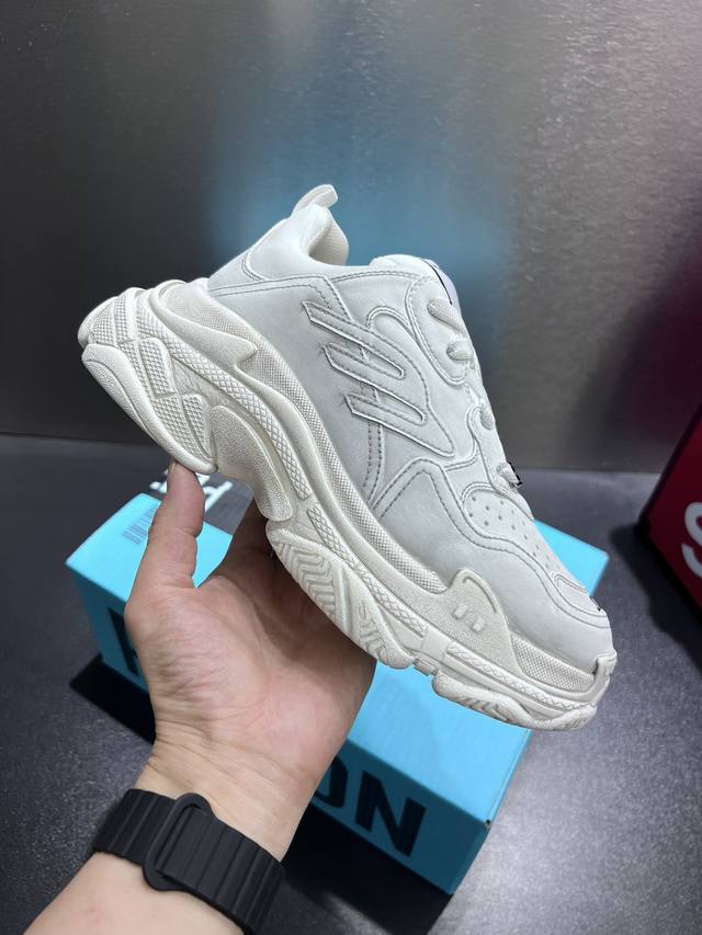 Balenciaga, couple style Trie S series round toe distressed This shoe design is