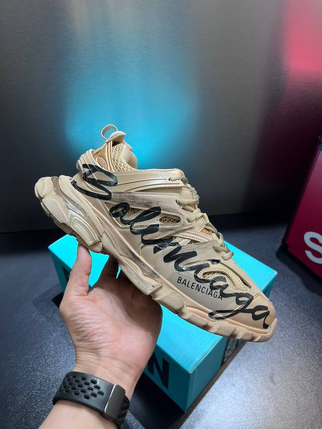 Balenciag*A Track 3.0 low-top dad shoes with old black graffiti Produced by a we