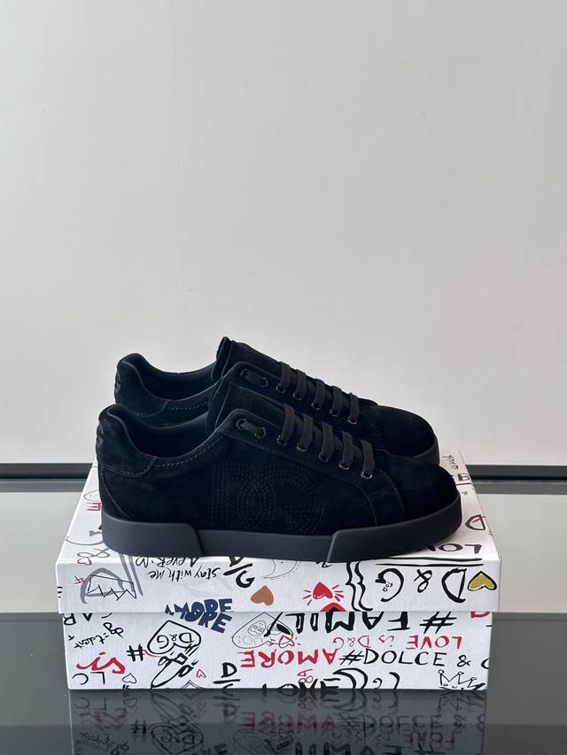 D&G Dolce & Gabbana's new men's lace-up leather casual sneakers are made of impo