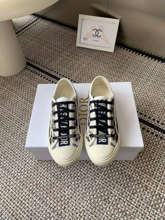 Direct sales women's shoes, new colors for women's clothing, Dior's new monogram