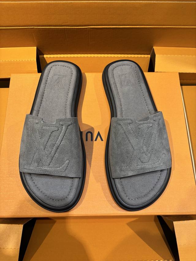 This Lv Oasis sandal has a large three-dimensional Log made of Monogram calfskin