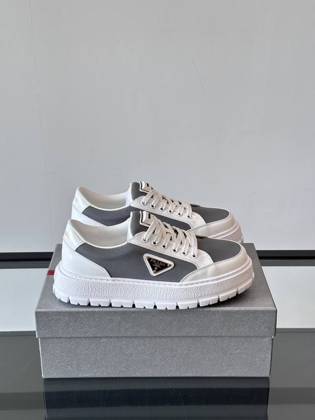 Prada men's new sports casual shoes, the upper of this sports shoe is made of im