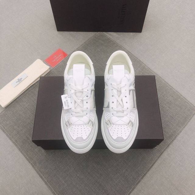 V L7N Spring and Summer Calfskin Lace-Up Sneakers, no man should be able to refu