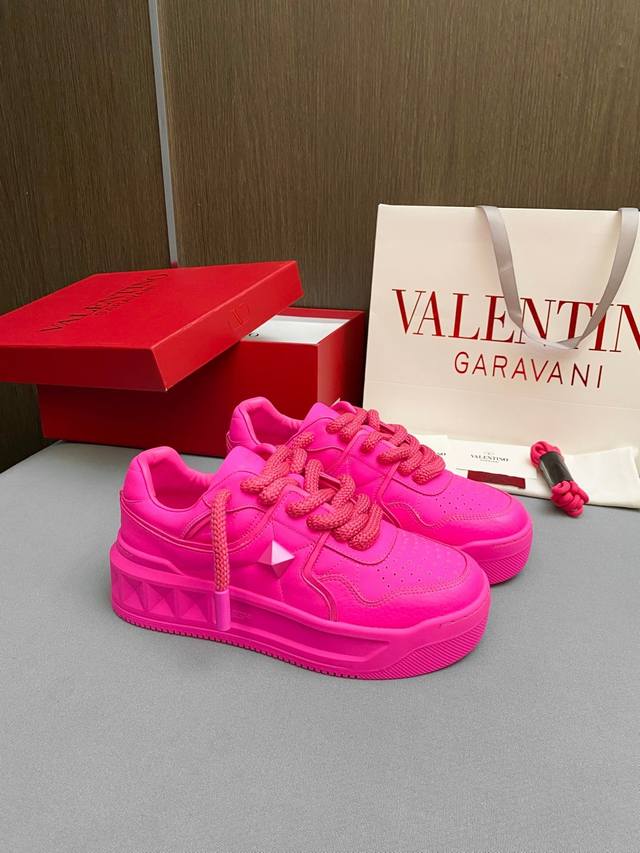 Valentino's new casual shoes, the latest model of the catwalk couple's hit thick