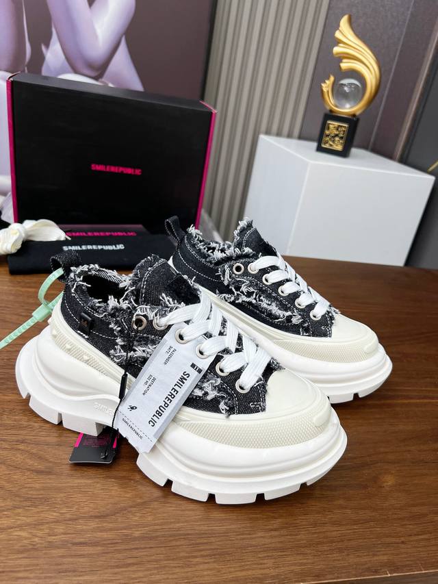 Tan Jianci's Smile 2.0 series is coming. The thick sole is so soft that it seems
