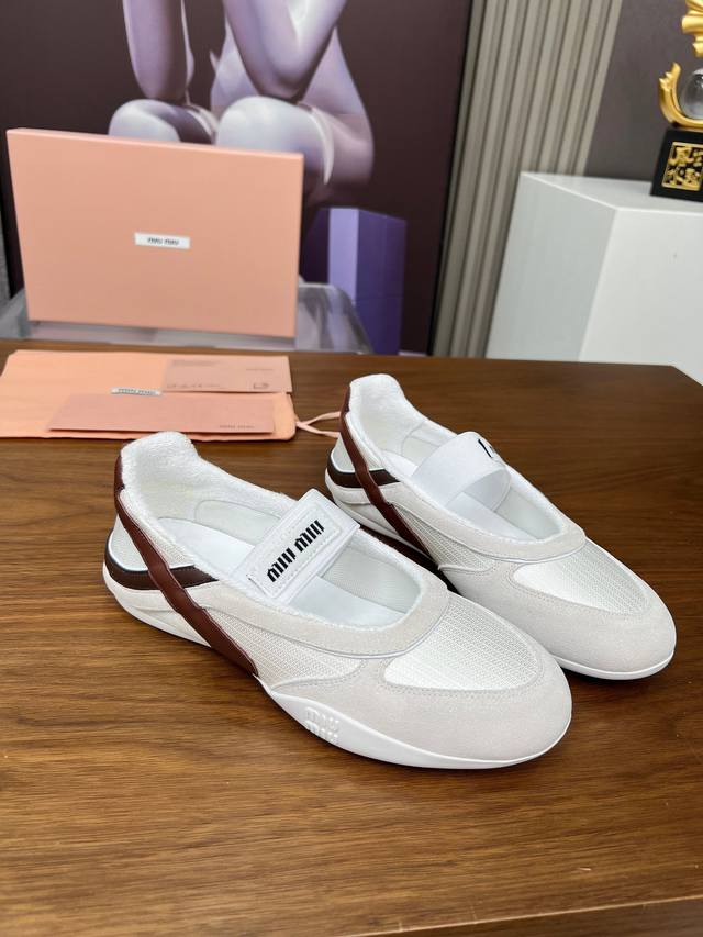 Miumiu Miu Miu Fashion Week 2025 Spring/Summer Series Catwalk Model This pair of