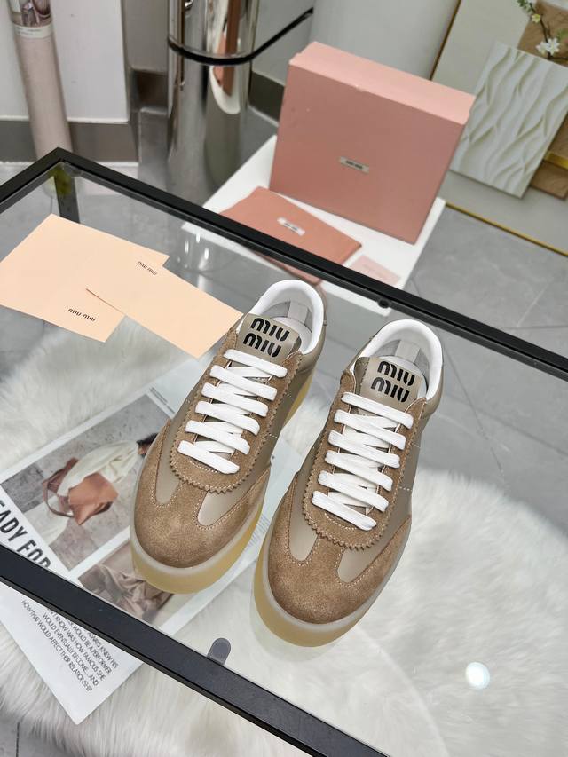 Miumiu casual white shoes are so beautiful! Made of soft leather, they are delic