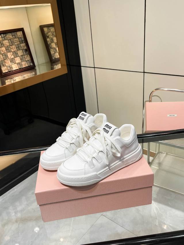 Miumiu's new dirty white shoes are still classic and fashionable Simple grid des