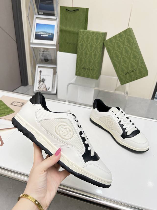 G's latest popular thick-soled white shoes are a mix of sports and leisure desig
