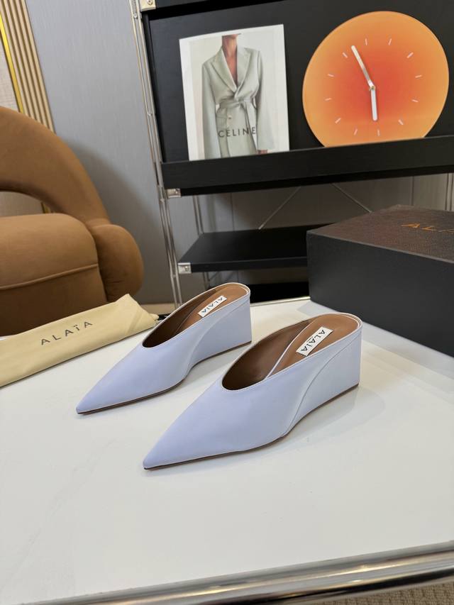 Brand: Alaia 25'Ss wedge series Alaia pointed high-heeled slippers! Countless fa