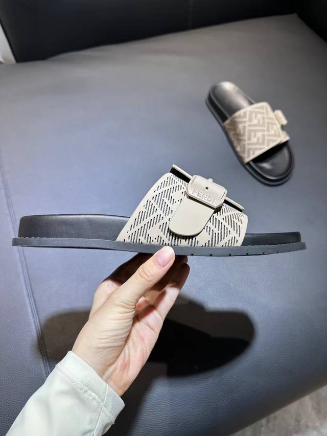 F* The upper is made of high-quality fabrics. The outsole has a great texture. D