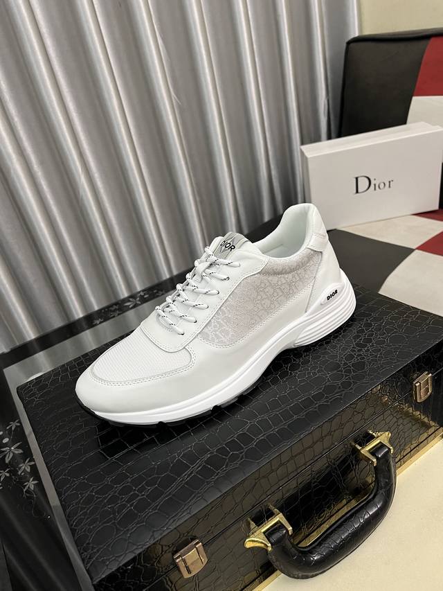 Dior Dior The toe size is designed to be a little wider. The foot is comfortable