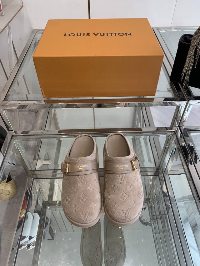 Louis Vuitton 25Ss new Birkenstock slippers are so cute and feel great on the fe