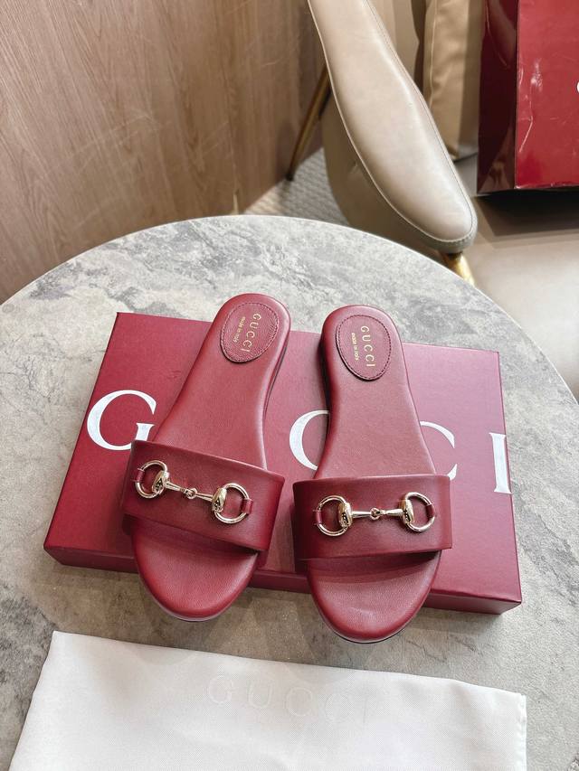 8023-3 Burgundy 35-43 Expertly crafted in leather, these slides are detailed wit