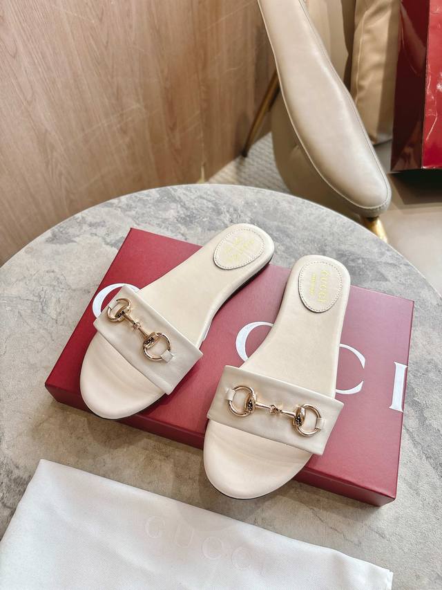 8023-3 White 35-43 Crafted in leather, these slides are detailed with a light go