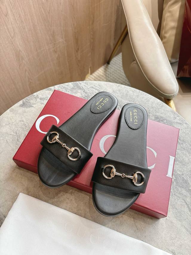 8023-3 Black 35-43 Crafted in leather, these slides are detailed with a light go