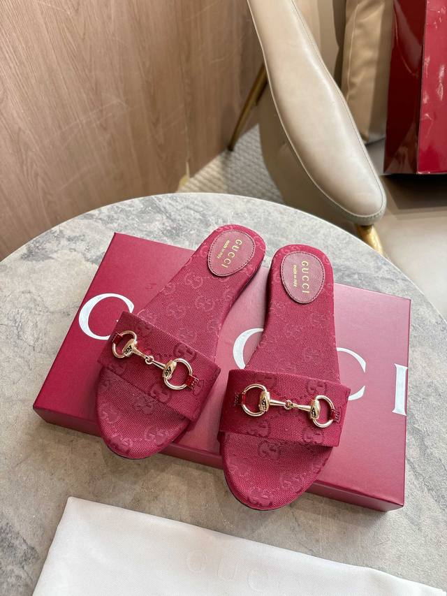 8023-3 Burgundy G 35-43 Crafted in Gg canvas with light gold-toned horsebit deta
