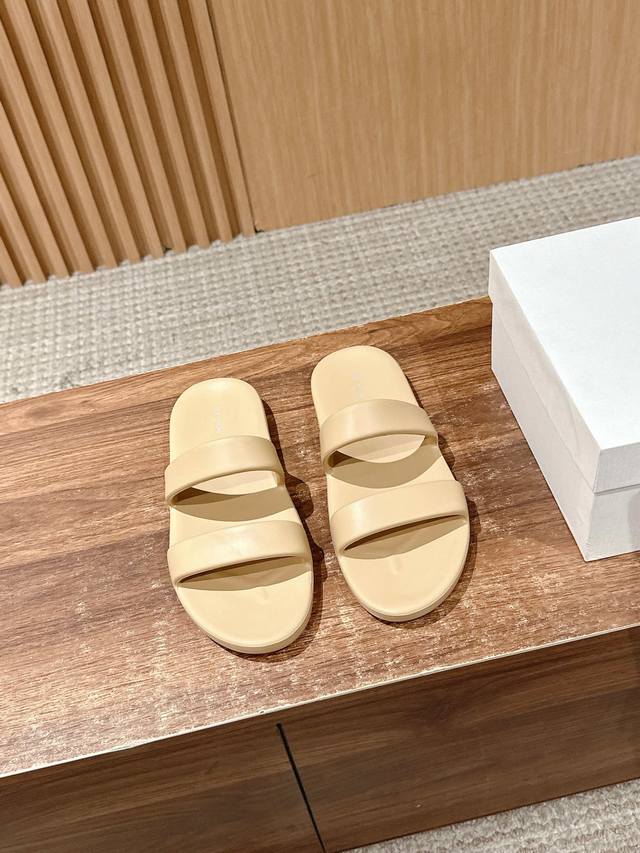 New one-piece slippers Double-strap slippers have neat lines to outline the mini