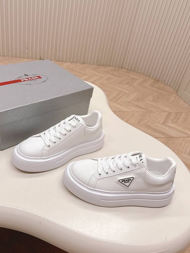 Prada 25Ss new casual white shoes couple style Prada's fashionable white shoes,