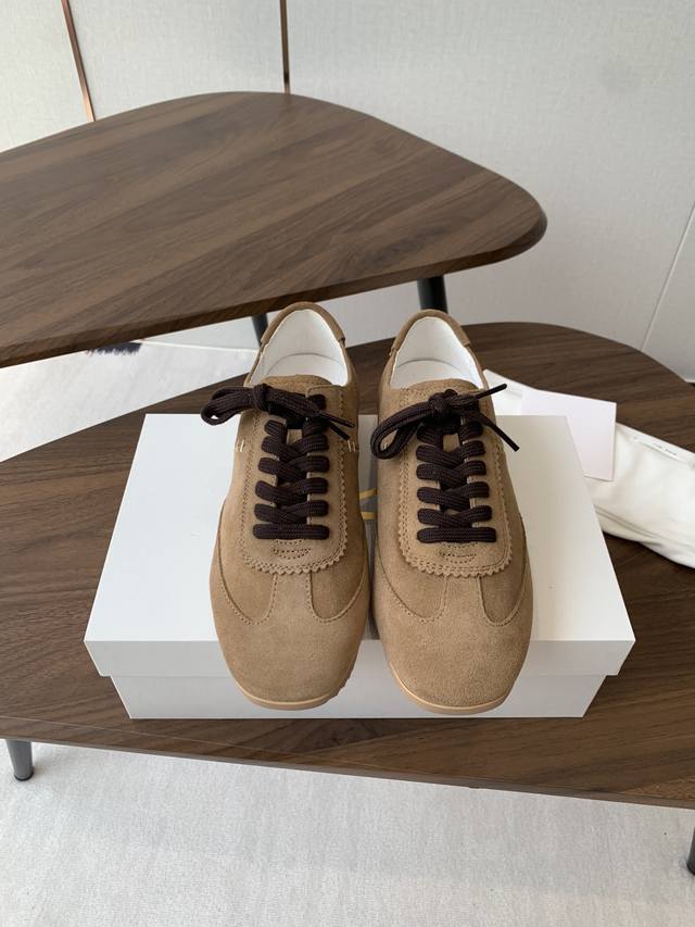 The new Dexter sports sneakers from The Row produced in Dongguan are casual and