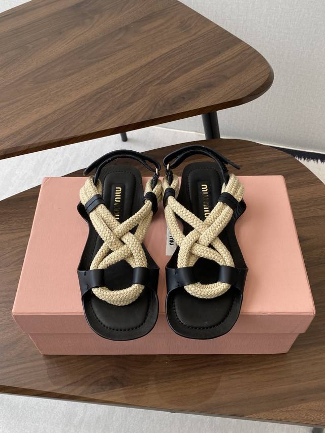 Miumiu 25Ss fairy simple style flat sandals are versatile in summer. Comfortable