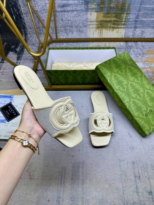 Gucci's latest popular slippers, the interlocking double G is presented in a new