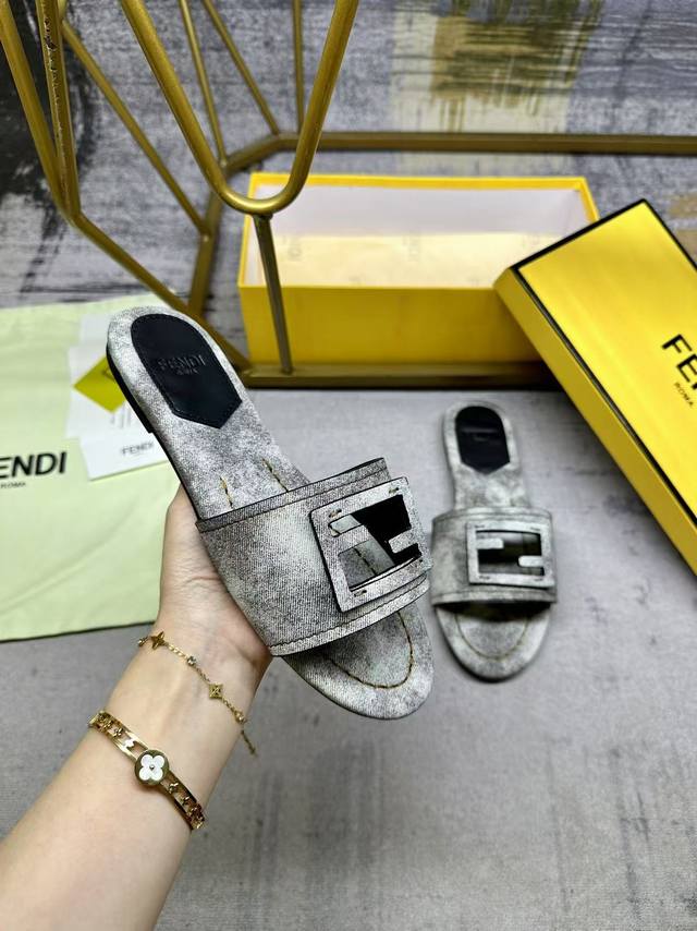 Fendi's latest hit wide-strap flat slippers, decorated with the same color leath