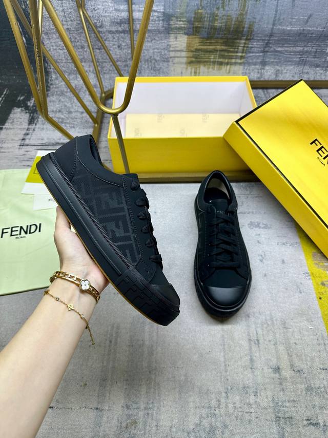 The latest hot style Fendi Domino lace-up low-top shoes - a new must-have style!