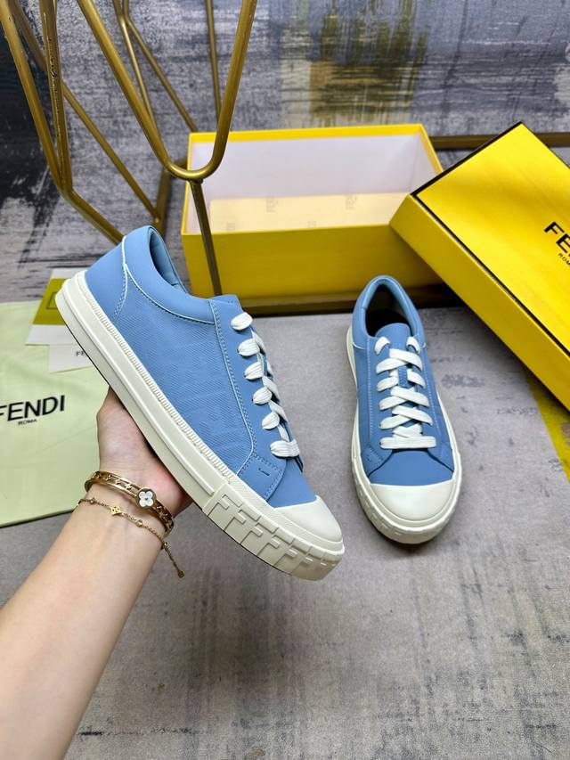 The latest hot style Fendi Domino lace-up low-top shoes - a new must-have style!