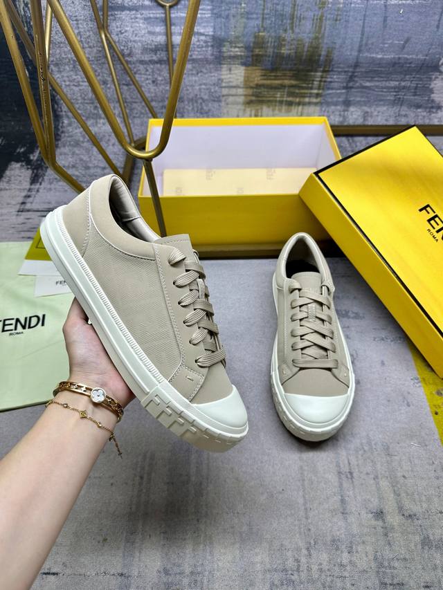 The latest hot style Fendi Domino lace-up low-top shoes - a new must-have style!
