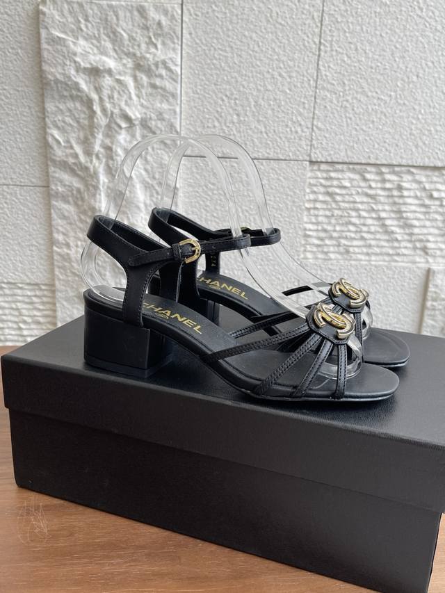 Top version: Chane 25C summer new style big double C buckle Roman medium heel th