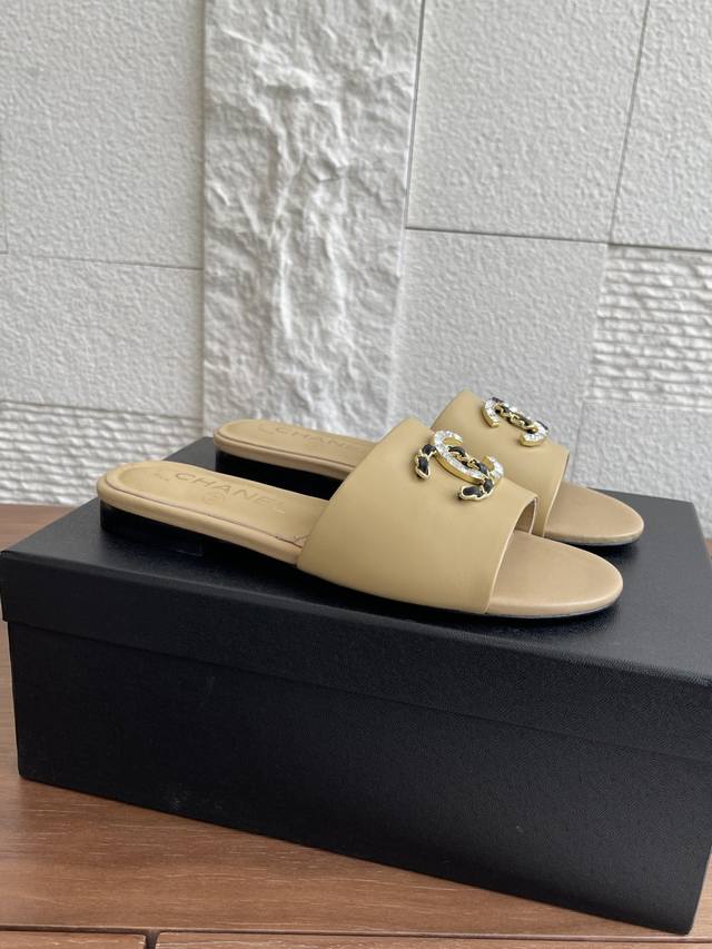 Top version: Slippers Chanel's new spring and summer slippers, flat sandals and