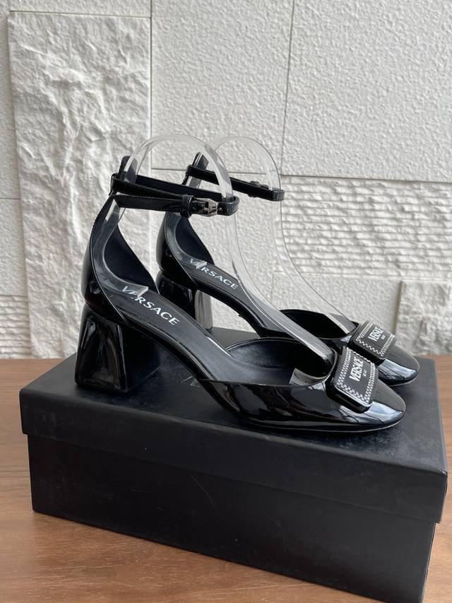 Top version: Versace Spring/Autumn Block-Heeled Hollow Mary Jane Sandals The upp