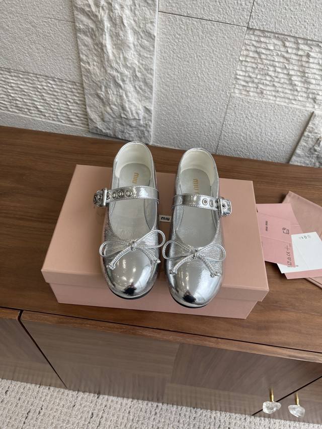 Top version: Miu Miu 25Ss Spring/Summer new ballet flats The smooth leather on t