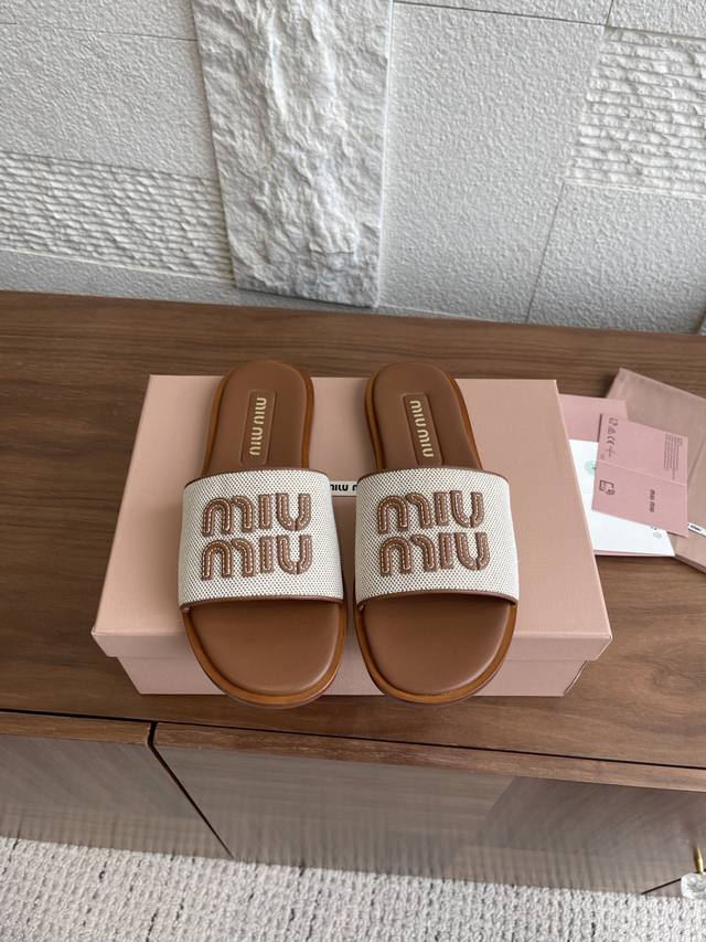 Top version: Miu Miu 25Ss summer new canvas flat slippers This sandal is made of
